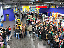 Flughafen Bremen Impressionen Attraktion  Wartehalle am Flughafen Bremen